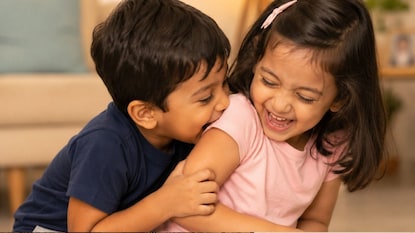 ‘Sibling’ কথার অর্থ তো জানেন, কিন্তু ‘Pibling’ বা ‘Nibbling’ মানে জানেন কি? না জানলে শিগগির পড়ুন ‘Sibling’ কথার অর্থ তো জানেন, কিন্তু ‘Pibling’ বা ‘Nibbling’ মানে জানেন কি? না জানলে শিগগির পড়ুন