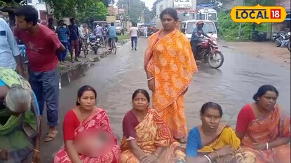 মৃত শিশুকে কোলে নিয়ে রাস্তায় বসে প্রতিবাদ মায়ের মৃত শিশুকে কোলে নিয়ে রাস্তায় বসে প্রতিবাদ মায়ের