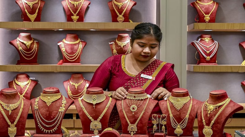 মধ্যপ্রাচ্যের উত্তেজনা এবং যুক্তরাষ্ট্রে সুদের হার দীর্ঘদিন উচ্চ পর্যায়ে থাকার সম্ভাবনার কারণে সোনার দামের উপর চাপ তৈরি হয়েছে। বিশেষজ্ঞদের মতে, যদি এই স্তরও ভেঙে যায়, তাহলে সোনার দাম ৩,৬০০ ডলার প্রতি আউন্স, অর্থাৎ ভারতীয় হিসেবে প্রায় ১,৩০,০০০ টাকা প্রতি ১০ গ্রাম পর্যন্ত নেমে যেতে পারে। তবে বাজার অতিরিক্ত বিক্রির (Oversold) অবস্থায় পৌঁছলে ৪,১০০ থেকে ৪,১৬৫ ডলার প্রতি আউন্স পর্যন্ত দামের পুনরুদ্ধারও সম্ভব। মধ্যপ্রাচ্যের উত্তেজনা এবং যুক্তরাষ্ট্রে সুদের হার দীর্ঘদিন উচ্চ পর্যায়ে থাকার সম্ভাবনার কারণে সোনার দামের উপর চাপ তৈরি হয়েছে। বিশেষজ্ঞদের মতে, যদি এই স্তরও ভেঙে যায়, তাহলে সোনার দাম ৩,৬০০ ডলার প্রতি আউন্স, অর্থাৎ ভারতীয় হিসেবে প্রায় ১,৩০,০০০ টাকা প্রতি ১০ গ্রাম পর্যন্ত নেমে যেতে পারে। তবে বাজার অতিরিক্ত বিক্রির (Oversold) অবস্থায় পৌঁছলে ৪,১০০ থেকে ৪,১৬৫ ডলার প্রতি আউন্স পর্যন্ত দামের পুনরুদ্ধারও সম্ভব।