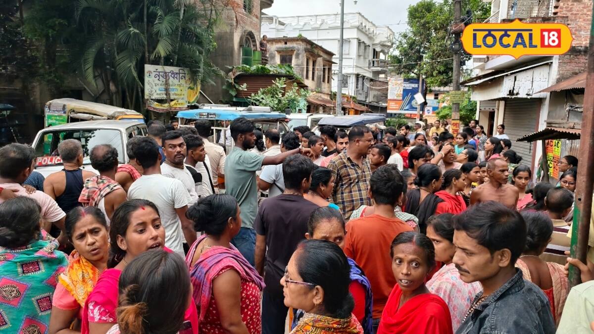পিসির জন্য ভাইপো গ্রেফতার? ধৃতের মুক্তির দাবিতে বিক্ষোভে পথে এলাকাবাসী, স্বরূপনগরে উত্তেজনা