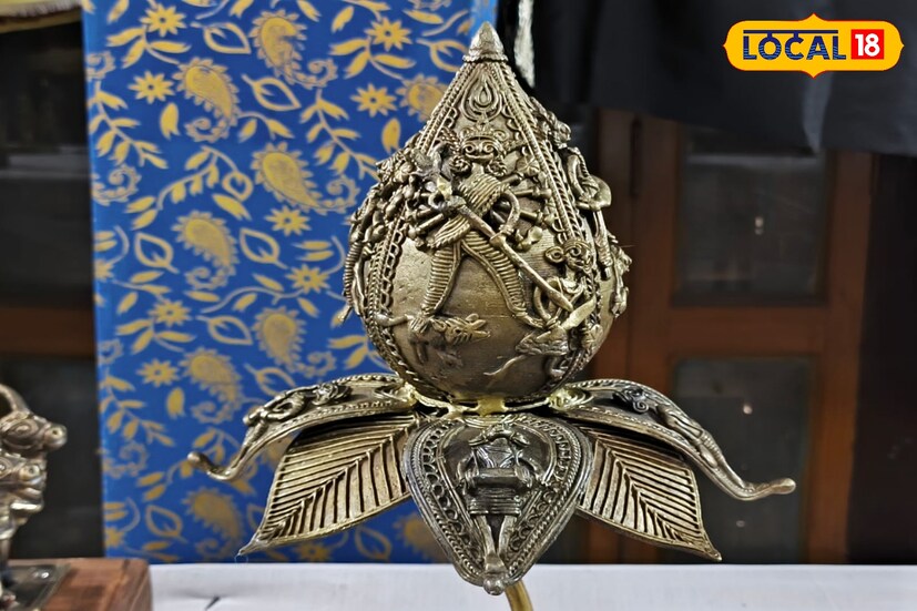 কোনও সুদূর অতীতে বাঁকুড়ার বিকনা গ্রামে ডোকরা শিল্পের প্রচলন হয়েছিল। কারোর মতে ১৫০ বছর বা আবার কেউ বলেন তারও বেশি। তবে দিন,মাস এবং বছরের হিসেবে সময় যাই হোক না কেন, দীর্ঘ এই যাত্রা পথে একটু একটু করে বদলেছে বিকনার ডোকরা শিল্পীদের কাজের ধরণ। এক সময় যেখানে লক্ষ্মীর ভাঁড়, চাল মাপার পাই, কিংবা হাতি, ঘোড়া এবং দেবদেবীর মূর্তি তৈরির কাজের মধ্যেই সীমাবদ্ধ ছিল, আজ তার পরিধি অনেক বেড়েছে। এই শিল্পের রয়েছে জিআই তকমা। কোনও সুদূর অতীতে বাঁকুড়ার বিকনা গ্রামে ডোকরা শিল্পের প্রচলন হয়েছিল। কারোর মতে ১৫০ বছর বা আবার কেউ বলেন তারও বেশি। তবে দিন,মাস এবং বছরের হিসেবে সময় যাই হোক না কেন, দীর্ঘ এই যাত্রা পথে একটু একটু করে বদলেছে বিকনার ডোকরা শিল্পীদের কাজের ধরণ। এক সময় যেখানে লক্ষ্মীর ভাঁড়, চাল মাপার পাই, কিংবা হাতি, ঘোড়া এবং দেবদেবীর মূর্তি তৈরির কাজের মধ্যেই সীমাবদ্ধ ছিল, আজ তার পরিধি অনেক বেড়েছে। এই শিল্পের রয়েছে জিআই তকমা।