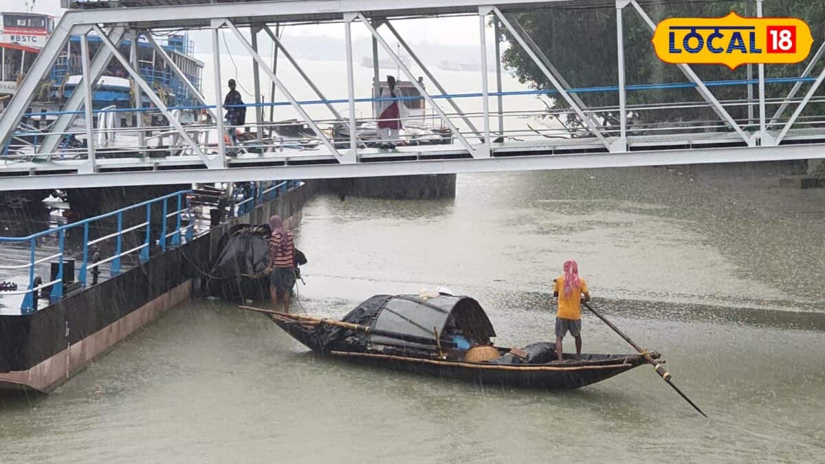 IMD Weather Forecast: বঙ্গোপসাগরে ঘনাচ্ছে নিম্নচাপ, শুক্রবার দিনভর কোন কোন জেলা ভাসবে তুমুল বৃষ্টিতে? জানুন