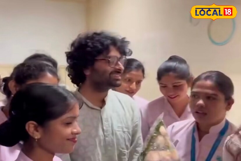  ঘটনার ভিডিও ও ছবি ইতিমধ্যেই সামাজিক মাধ্যমে ব্যাপকভাবে ছড়িয়ে পড়েছে। যদিও অরিজিৎ নিজে এই মুহূর্তের কোনও ছবি বা ভিডিও প্রকাশ করেননি, তবু উপস্থিত অনেকেই সেই দৃশ্য মোবাইলে পোস্ট করেন। এরপরই নেটিজেনদের প্রশংসায় ভরে যায় কমেন্ট সেকশন । কেউ লিখেছেন, “ভগবানের আর এক রূপ অরিজিৎ সিং”, আবার কেউ বলেছেন, “মানুষ হিসেবে অরিজিতের কোনও তুলনা হয় না।”