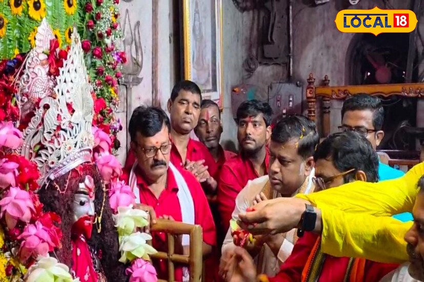 এর পাশাপাশি সুকান্ত মজুমদারকে প্রশ্ন করা হয় রাজ্যে কী শিল্পের বিকাশ ঘটবে, এ প্রসঙ্গে তিনি বলেন, "অবশ্যই আসবে, এই বিষয়ে আমি নিশ্চিন্ত হয়ে বলতে পারি কিছু দিন আগে আমাদের মাননীয় শিল্পমন্ত্রী তাপস রায়ের সঙ্গে একটি অনুষ্ঠানে একসঙ্গে উপস্থিত ছিলাম, সেখানে তাপস বাবুর সঙ্গে কথা হয়েছে, গোটা ভারতবর্ষ জুড়ে শিল্পপতিরা বাংলায় বিনিয়োগ করার জন্য তৈরি হয়ে আছে, আমার সঙ্গেও অনেকে যোগাযোগ করছে তাদেরকে আমরা রাজ্য সরকারের সঙ্গে যোগাযোগ করিয়ে দিচ্ছি, আমরাও চাই রাজ্যের শিল্প হোক, কলকারখানা তৈরি হোক।"<br />ছবি ও তথ্য: সৌভিক রায় এর পাশাপাশি সুকান্ত মজুমদারকে প্রশ্ন করা হয় রাজ্যে কী শিল্পের বিকাশ ঘটবে, এ প্রসঙ্গে তিনি বলেন, "অবশ্যই আসবে, এই বিষয়ে আমি নিশ্চিন্ত হয়ে বলতে পারি কিছু দিন আগে আমাদের মাননীয় শিল্পমন্ত্রী তাপস রায়ের সঙ্গে একটি অনুষ্ঠানে একসঙ্গে উপস্থিত ছিলাম, সেখানে তাপস বাবুর সঙ্গে কথা হয়েছে, গোটা ভারতবর্ষ জুড়ে শিল্পপতিরা বাংলায় বিনিয়োগ করার জন্য তৈরি হয়ে আছে, আমার সঙ্গেও অনেকে যোগাযোগ করছে তাদেরকে আমরা রাজ্য সরকারের সঙ্গে যোগাযোগ করিয়ে দিচ্ছি, আমরাও চাই রাজ্যের শিল্প হোক, কলকারখানা তৈরি হোক।"<br />ছবি ও তথ্য: সৌভিক রায়