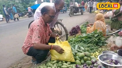 বেছে বেছে বাজার করলেন আমার-আপনার মতোই... বাজারে কৃষিমন্ত্রী দুধকুমার মণ্ডল বেছে বেছে বাজার করলেন আমার-আপনার মতোই... বাজারে কৃষিমন্ত্রী দুধকুমার মণ্ডল