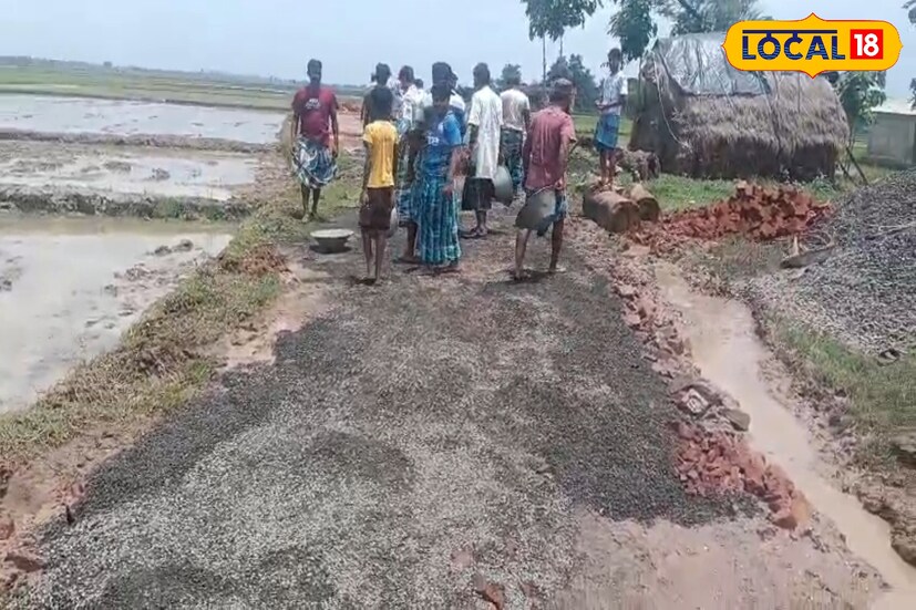 গ্রামবাসীদের দাবি, বহু বছর আগে রাস্তায় শেষবার মোরাম পড়েছিল। এরপর বিভিন্ন সময়ে গ্রামের ভেতরের কিছু অলিগলি পাকা হলেও প্রধান সংযোগকারী রাস্তার আর সংস্কার হয়নি। ফলে প্রতিদিন স্কুলপড়ুয়া, কর্মজীবী মানুষ, বয়স্ক ও অসুস্থদের যাতায়াতে চরম দুর্ভোগ পোহাতে হচ্ছে। বর্ষাকালে পরিস্থিতি এমন জায়গায় পৌঁছয় যে, অনেক সময় ছোট গাড়িও ওই রাস্তা দিয়ে চলাচল করতে পারে না। গ্রামবাসীদের দাবি, বহু বছর আগে রাস্তায় শেষবার মোরাম পড়েছিল। এরপর বিভিন্ন সময়ে গ্রামের ভেতরের কিছু অলিগলি পাকা হলেও প্রধান সংযোগকারী রাস্তার আর সংস্কার হয়নি। ফলে প্রতিদিন স্কুলপড়ুয়া, কর্মজীবী মানুষ, বয়স্ক ও অসুস্থদের যাতায়াতে চরম দুর্ভোগ পোহাতে হচ্ছে। বর্ষাকালে পরিস্থিতি এমন জায়গায় পৌঁছয় যে, অনেক সময় ছোট গাড়িও ওই রাস্তা দিয়ে চলাচল করতে পারে না।