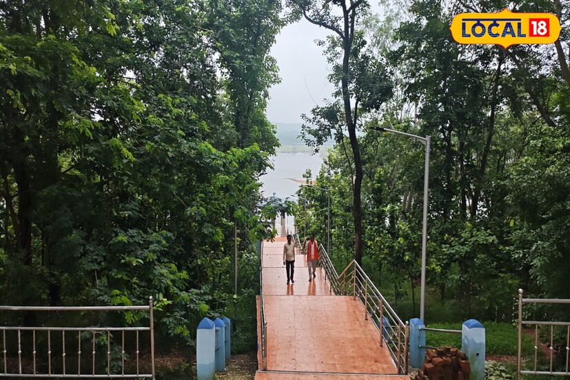 দক্ষিণবঙ্গের কলকাতা, হাওড়া, হুগলি, পূর্ব ও পশ্চিম বর্ধমান, পূর্ব ও পশ্চিম মেদিনীপুর, ঝাড়গ্রাম, পুরুলিয়া, বাঁকুড়া, নদিয়া, মুর্শিদাবাদ এবং দুই ২৪ পরগনার অধিকাংশ এলাকায় সোমবার বৃষ্টির সম্ভাবনা রয়েছে। বঙ্গোপসাগরে তৈরি হওয়া নিম্নচাপের প্রভাবে বৃষ্টির দাপট বাড়তে পারে।