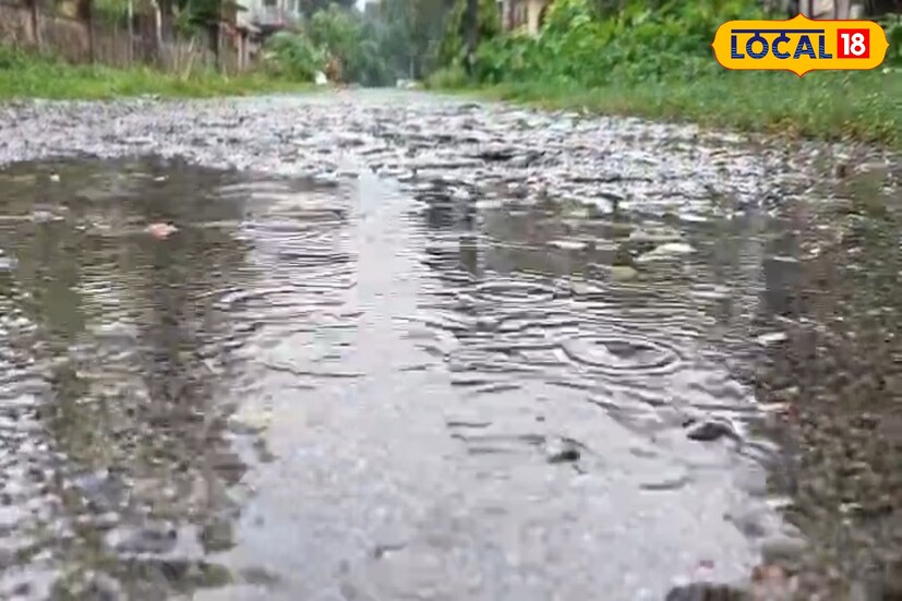 *উত্তরবঙ্গের সব জেলায় ভারী বৃষ্টির সম্ভাবনা না থাকলেও দার্জিলিং, কালিম্পং, আলিপুরদুয়ার এবং কোচবিহারে বিক্ষিপ্তভাবে মাঝারি বৃষ্টিপাত হতে পারে। পাশাপাশি দার্জিলিং, জলপাইগুড়ি, কালিম্পং, আলিপুরদুয়ার ও কোচবিহার জেলায় বৃষ্টির সম্ভাবনা তুলনামূলক বেশি থাকবে। আবহাওয়া দফতরের মতে, আজ মঙ্গলবার থেকে পরিস্থিতির আরও পরিবর্তন হয়েছে। এদিন দার্জিলিং, কালিম্পং, জলপাইগুড়ি এবং আলিপুরদুয়ার জেলায় ভারী বৃষ্টির জন্য হলুদ সতর্কতা জারি ছিল। বজ্রবিদ্যুৎ-সহ বৃষ্টি হয়েছে দফায় দফায় দিনভর। *উত্তরবঙ্গের সব জেলায় ভারী বৃষ্টির সম্ভাবনা না থাকলেও দার্জিলিং, কালিম্পং, আলিপুরদুয়ার এবং কোচবিহারে বিক্ষিপ্তভাবে মাঝারি বৃষ্টিপাত হতে পারে। পাশাপাশি দার্জিলিং, জলপাইগুড়ি, কালিম্পং, আলিপুরদুয়ার ও কোচবিহার জেলায় বৃষ্টির সম্ভাবনা তুলনামূলক বেশি থাকবে। আবহাওয়া দফতরের মতে, আজ মঙ্গলবার থেকে পরিস্থিতির আরও পরিবর্তন হয়েছে। এদিন দার্জিলিং, কালিম্পং, জলপাইগুড়ি এবং আলিপুরদুয়ার জেলায় ভারী বৃষ্টির জন্য হলুদ সতর্কতা জারি ছিল। বজ্রবিদ্যুৎ-সহ বৃষ্টি হয়েছে দফায় দফায় দিনভর।