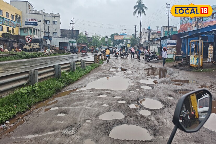 দক্ষিণবঙ্গের প্রায় সব জেলাতেই বুধবার বর্ষার সক্রিয় প্রভাব বজায় থাকবে। কলকাতা, হাওড়া, হুগলি, উত্তর ও দক্ষিণ ২৪ পরগনা, পূর্ব ও পশ্চিম মেদিনীপুর, ঝাড়গ্রাম, বাঁকুড়া, পুরুলিয়া, পূর্ব ও পশ্চিম বর্ধমান, বীরভূম, নদিয়া এবং মুর্শিদাবাদের বিভিন্ন এলাকায় হালকা থেকে মাঝারি বৃষ্টির সম্ভাবনা রয়েছে।