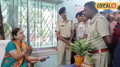 গোকর্ণ পুলিশ ফাঁড়িতে মন্ত্রী। 