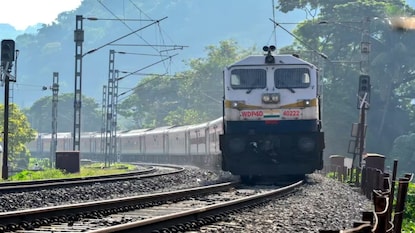 সাঁতরাগাছি-নাহরলগুন-সাঁতরাগাছি স্পেশ্যাল ট্রেনের পরিষেবা (প্রতীকী ছবি) সাঁতরাগাছি-নাহরলগুন-সাঁতরাগাছি স্পেশ্যাল ট্রেনের পরিষেবা (প্রতীকী ছবি)