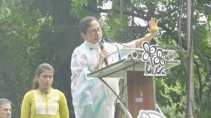 একুশে জুলাইয়ের মঞ্চে মমতা৷ একুশে জুলাইয়ের মঞ্চে মমতা৷
