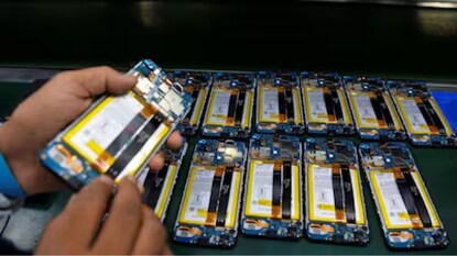 Mobile Phone Manufacturing Scheme: মোবাইল উৎপাদনে গতি আনতে বড় পদক্ষেপ কেন্দ্রের, ৬২,৫০০ কোটি টাকার নতুন প্রকল্পে অনুমোদন