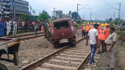 শুক্রবারের দুর্ঘটনায় দুমড়ে মুচড়ে যাওয়া পুুলকার৷ শুক্রবারের দুর্ঘটনায় দুমড়ে মুচড়ে যাওয়া পুুলকার৷