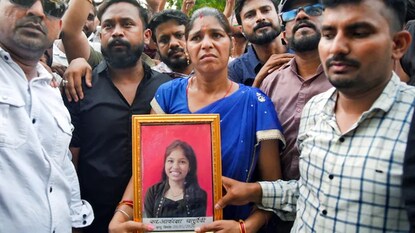 নিট প্রশ্নফাঁস কাণ্ডে দোষীদের ফাঁসির দাবি আত্মঘাতী পড়ুয়ার মায়ের