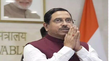 নতুন শিক্ষামন্ত্রী প্রহ্লাদ যোশী৷ নতুন শিক্ষামন্ত্রী প্রহ্লাদ যোশী৷