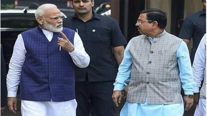 প্রধানমন্ত্রী নরেন্দ্র মোদির সঙ্গে প্রহ্লাদ যোশী৷ 