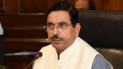 শিক্ষামন্ত্রকের দায়িত্ব পেয়ে কী বললেন প্রহ্লাদ যোশী? File Image শিক্ষামন্ত্রকের দায়িত্ব পেয়ে কী বললেন প্রহ্লাদ যোশী? File Image