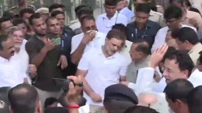 বিক্ষোভ রাহুল, প্রিয়াঙ্কাদের বিক্ষোভ রাহুল, প্রিয়াঙ্কাদের