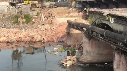 ঢমোলা নদীর উপর সেই ঐতিহাসিক সেতু এখন অতীত ঢমোলা নদীর উপর সেই ঐতিহাসিক সেতু এখন অতীত