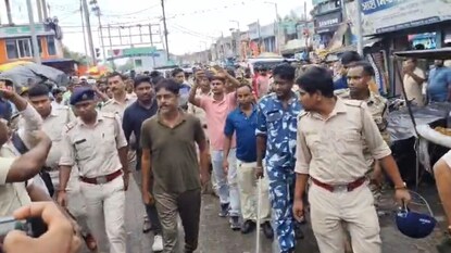জীবনতলা বাজারে শওকতকে ঘোরাল পুলিশ৷