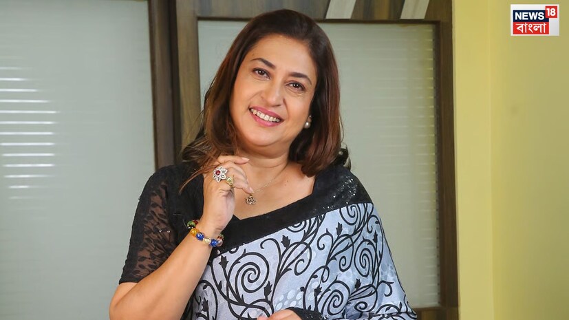 যতই নামী নায়িকা-দাপুটে রাজনীতিক হোন না কেন, শতাব্দী রায় খুব নরম মনের মানুষ৷ কারও প্রতি নির্ভর করতে ভালবাসেন৷ শতাব্দীর কথায়, যাঁরা বেশি রোম্যান্টিক, পুরুষ হোন বা মহিলা, তাঁরা যতই উচ্চতায় পৌঁছে যান না কেন, সব সময় ভালবাসা-অনুভূতি খুঁজে বেড়াবে৷ 