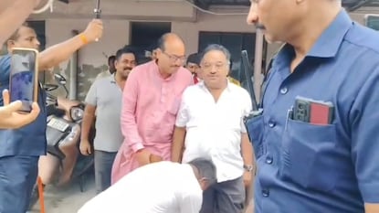 শমীক ভট্টাচার্যের পায়ে পড়লেন তৃণমূল নেতা৷ শমীক ভট্টাচার্যের পায়ে পড়লেন তৃণমূল নেতা৷