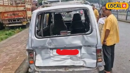 মিনিবাসের ধাক্কায় দুমড়ে-মুচড়ে গিয়েছে পুলকারটি মিনিবাসের ধাক্কায় দুমড়ে-মুচড়ে গিয়েছে পুলকারটি