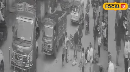সিসি ক্যামেরায় ধরা পড়েছে দুর্ঘটনার সেই ভয়ঙ্কর মুহূর্ত সিসি ক্যামেরায় ধরা পড়েছে দুর্ঘটনার সেই ভয়ঙ্কর মুহূর্ত