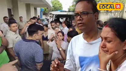 সিউড়ির বেসরকারি হাসপাতালের সামনে চিকিৎসায় গাফিলতির অভিযোগে স্বজনদের ক্ষোভ সিউড়ির বেসরকারি হাসপাতালের সামনে চিকিৎসায় গাফিলতির অভিযোগে স্বজনদের ক্ষোভ