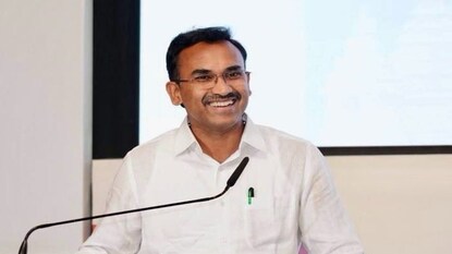 মেডিক্যাল শিক্ষার নিয়ন্ত্রণ রাজ্যগুলির হাতে দেওয়ার পক্ষে তামিলনাডুর স্বাস্থ্যমন্ত্রী (File Photo) মেডিক্যাল শিক্ষার নিয়ন্ত্রণ রাজ্যগুলির হাতে দেওয়ার পক্ষে তামিলনাডুর স্বাস্থ্যমন্ত্রী (File Photo)