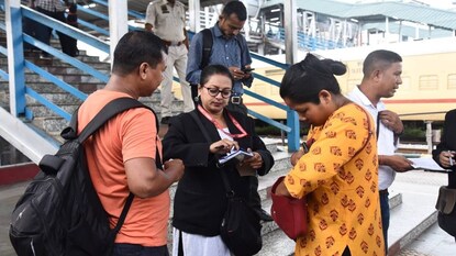 ট্রেনে টিকিটবিহীন যাত্রা রোধ করতে ব্যাপক টিকিট চেকিং (Representative/File Image) ট্রেনে টিকিটবিহীন যাত্রা রোধ করতে ব্যাপক টিকিট চেকিং (Representative/File Image)