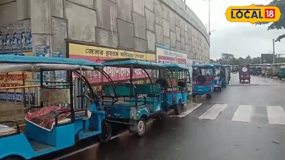 নদিয়ার রাস্তায় দাঁড়িয়ে সারি সারি টোটো নদিয়ার রাস্তায় দাঁড়িয়ে সারি সারি টোটো