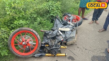 সংঘর্ষের তীব্রতায় বাইকটি কার্যত দলা পাকিয়ে গিয়েছে