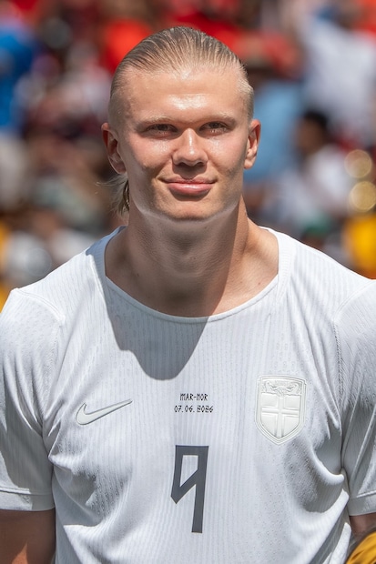 Erling Haaland’s Favourite Indian Food: দৈনিক খান ৬,০০০ ক্যালোরি! ব্রাজিলকে ছত্রভঙ্গ করা ‘ভাইকিং’ তারকা হালান্ড কঠোর ডায়েটের মাঝেও প্রেমে পড়েছেন জিভে জল আনা এই ২ ভারতীয় খানার, নিয়মিত যান ভারতীয় রেস্তরাঁয়! Erling Haaland’s Favourite Indian Food: দৈনিক খান ৬,০০০ ক্যালোরি! ব্রাজিলকে ছত্রভঙ্গ করা ‘ভাইকিং’ তারকা হালান্ড কঠোর ডায়েটের মাঝেও প্রেমে পড়েছেন জিভে জল আনা এই ২ ভারতীয় খানার, নিয়মিত যান ভারতীয় রেস্তরাঁয়!