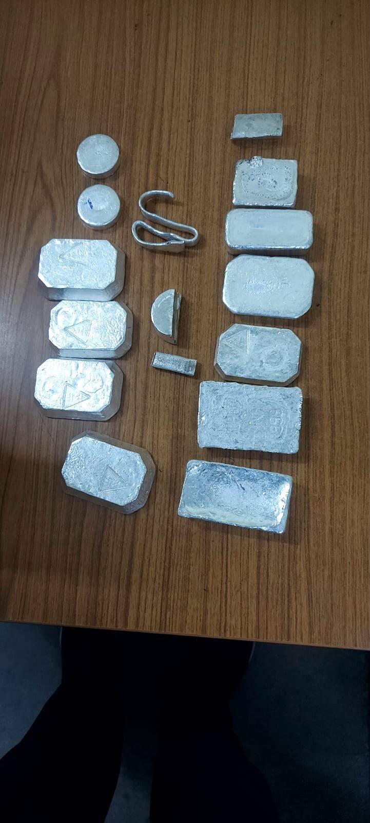 উদ্ধার হওয়া ৬.৪ কেজি রুপোর বার