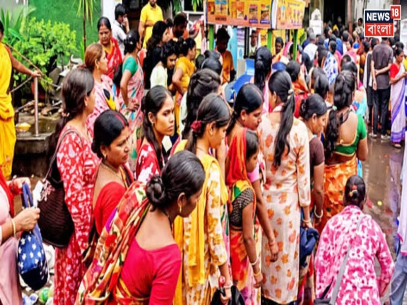 অন্নপূর্ণা যোজনা পোর্টালে কীভাবে লগ ইন এবং নাম রেজিস্টার করবেন:অফিসিয়াল অন্নপূর্ণা/সোশ্যাল রেজিস্ট্রি পোর্টালটি খুলুন এরপর 'অ্যাক্সেস সিটিজেন পোর্টাল' বা 'নতুন রেজিস্ট্রেশন' -এর পাতায় যান। ড্রপডাউন থেকে আপনার জেলা নির্বাচন করুন। আপনার রেজিস্টার্ড মোবাইল নম্বরটি দিন এবং ওটিপি-র জন্য অনুরোধ করুন। আপনার ফোনে পাঠানো OTP ব্যবহার করে চেক করুন। যাচাই সম্পন্ন হলে সাত পর্বের একটি আবেদনপত্র খুলে যায় — যেখানে মৌলিক বিবরণ, রেশন কার্ডের তথ্য, সম্পদ, আয় ও পেশা, পরিচয়পত্র, বিদ্যমান সরকারি সুবিধা এবং পারিবারিক বিবরণ অন্তর্ভুক্ত থাকে। এটি পূরণ করুন, প্রয়োজনীয় কাগজপত্র ও নথি সংযুক্ত করুন এবং জমা দিন। অন্নপূর্ণা যোজনা পোর্টালে কীভাবে লগ ইন এবং নাম রেজিস্টার করবেন:অফিসিয়াল অন্নপূর্ণা/সোশ্যাল রেজিস্ট্রি পোর্টালটি খুলুন এরপর 'অ্যাক্সেস সিটিজেন পোর্টাল' বা 'নতুন রেজিস্ট্রেশন' -এর পাতায় যান। ড্রপডাউন থেকে আপনার জেলা নির্বাচন করুন। আপনার রেজিস্টার্ড মোবাইল নম্বরটি দিন এবং ওটিপি-র জন্য অনুরোধ করুন। আপনার ফোনে পাঠানো OTP ব্যবহার করে চেক করুন। যাচাই সম্পন্ন হলে সাত পর্বের একটি আবেদনপত্র খুলে যায় — যেখানে মৌলিক বিবরণ, রেশন কার্ডের তথ্য, সম্পদ, আয় ও পেশা, পরিচয়পত্র, বিদ্যমান সরকারি সুবিধা এবং পারিবারিক বিবরণ অন্তর্ভুক্ত থাকে। এটি পূরণ করুন, প্রয়োজনীয় কাগজপত্র ও নথি সংযুক্ত করুন এবং জমা দিন।
