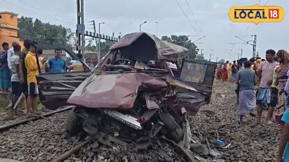 মুর্শিদাবাদের গোবিন্দপুর রেলগেটে নিমতিতা প্যাসেঞ্জারের ধাক্কায় দুমড়ে যাওয়া স্কুল গাড়ি