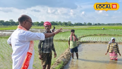 মাঠে নেমে চাষিদের সঙ্গে কথা বলছেন কৃষিমন্ত্রী দুধকুমার মণ্ডল মাঠে নেমে চাষিদের সঙ্গে কথা বলছেন কৃষিমন্ত্রী দুধকুমার মণ্ডল