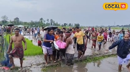 ঘটনার পরে স্থানীয়রা ওই মহিলার দেহ উদ্ধার করে নিয়ে আসছেন ঘটনার পরে স্থানীয়রা ওই মহিলার দেহ উদ্ধার করে নিয়ে আসছেন
