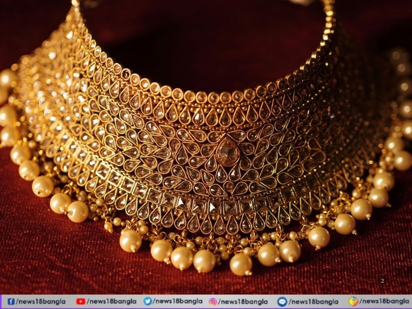 আজ কত সোনার দাম?১৫ জুলাই দিল্লিতে ১০ গ্রাম সোনার দাম ছিল—

২৪ ক্যারেট: ₹১,৪২,৯৪০

২২ ক্যারেট: ₹১,৩১,০৪০

১৮ ক্যারেট: ₹১,০৭,২৪০

বাজারে বিক্রি হওয়া অধিকাংশ নেকলেস, আংটি এবং অন্যান্য গয়না ২২ ক্যারেট বা ১৮ ক্যারেট সোনা দিয়ে তৈরি হয়। তাই নীচের হিসেব ২২ ক্যারেট সোনার দাম অনুযায়ী করা হয়েছে।