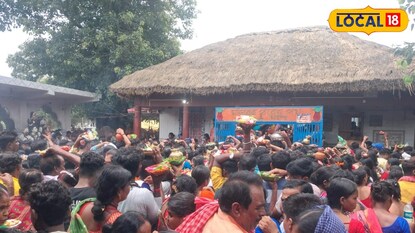 পূর্ব বর্ধমানের পূর্বস্থলী ২ নম্বর ব্লকের জামালপুর বুড়োরাজ মন্দিরে শ্রাবণ মাসের প্রথম সোমবারে মহাদেবের মাথায় জল ঢালার জন্য ভক্তদের দীর্ঘ লাইন