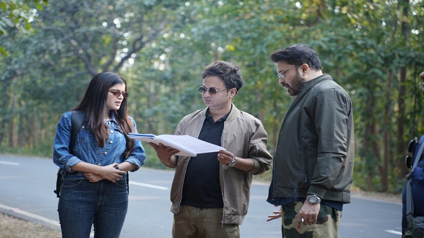 প্রকাশ্যে 'অটোবি'-র পোস্টার, রহস্যে মোড়া মনস্তাত্ত্বিক থ্রিলারে ফিরছেন মধুমিতা৷ রহস্য, মনস্তত্ত্ব এবং আবেগের মিশেলে তৈরি নতুন বাংলা ছবি 'অটোবি'-র অফিসিয়াল পোস্টার প্রকাশ্যে এল। পোস্টারেই ফুটে উঠেছে ছবির অন্ধকার, রহস্যময় আবহ, যা ইতিমধ্যেই দর্শকমহলে কৌতূহল তৈরি করেছে। সিদ্ধি বিনায়ক ক্রিয়েশনস প্রযোজিত এই ছবির প্রযোজক ডি. কে. ভারতী। পরিচালনায় সৌমাভ বন্দ্যোপাধ্যায় এবং সঙ্গীত পরিচালনায় অমিত মিত্র। ছবির মুখ্য চরিত্রে অভিনয় করেছেন মধুমিতা সরকার, ইনায়া চৌধুরী, সাহেব চট্টোপাধ্যায়, রাহুল অরুণোদয় বন্দ্যোপাধ্যায় এবং আরিয়ান ভৌমিক। প্রকাশ্যে 'অটোবি'-র পোস্টার, রহস্যে মোড়া মনস্তাত্ত্বিক থ্রিলারে ফিরছেন মধুমিতা৷ রহস্য, মনস্তত্ত্ব এবং আবেগের মিশেলে তৈরি নতুন বাংলা ছবি 'অটোবি'-র অফিসিয়াল পোস্টার প্রকাশ্যে এল। পোস্টারেই ফুটে উঠেছে ছবির অন্ধকার, রহস্যময় আবহ, যা ইতিমধ্যেই দর্শকমহলে কৌতূহল তৈরি করেছে। সিদ্ধি বিনায়ক ক্রিয়েশনস প্রযোজিত এই ছবির প্রযোজক ডি. কে. ভারতী। পরিচালনায় সৌমাভ বন্দ্যোপাধ্যায় এবং সঙ্গীত পরিচালনায় অমিত মিত্র। ছবির মুখ্য চরিত্রে অভিনয় করেছেন মধুমিতা সরকার, ইনায়া চৌধুরী, সাহেব চট্টোপাধ্যায়, রাহুল অরুণোদয় বন্দ্যোপাধ্যায় এবং আরিয়ান ভৌমিক।