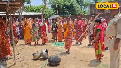বীরভূমের সিউড়িতে বেআইনি মদের দোকান ও সরঞ্জাম লাঠিসোঁটা দিয়ে ভেঙে গুঁড়িয়ে দিচ্ছেন দুর্গা বাহিনীর মহিলারা বীরভূমের সিউড়িতে বেআইনি মদের দোকান ও সরঞ্জাম লাঠিসোঁটা দিয়ে ভেঙে গুঁড়িয়ে দিচ্ছেন দুর্গা বাহিনীর মহিলারা