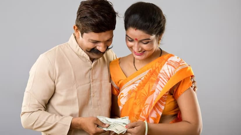 CBDC ডিজিটাল ওয়ালেটের টাকা কোথায় খরচ করা যাবে?

CBDC ডিজিটাল ওয়ালেটে জমা হওয়া অর্থ শুধুমাত্র সরকার নির্ধারিত প্রয়োজনীয় পণ্য ও পরিষেবা কেনার জন্য ব্যবহার করা যাবে। 

এই অর্থ দিয়ে কেনা যাবে না—

মদ
 বা তামাকজাত পণ্য
, মাদক দ্রব্য, 
লটারির টিকিট, 
জুয়া-সংক্রান্ত কোনও পরিষেবা ৷ 

ডিজিটাল ওয়ালেটটি মোবাইল অ্যাপের মাধ্যমে পরিচালিত হবে, ফলে খরচের উপর নজর রাখাও সহজ হবে।

কীভাবে আবেদন করবেন?

১ আগস্ট থেকে এই প্রকল্পের জন্য অনলাইনে আবেদন গ্রহণ শুরু হবে।

 সরকার জানিয়েছে, আবেদন প্রক্রিয়া সহজ রাখা হবে, যাতে বেশি সংখ্যক যোগ্য মহিলা এই প্রকল্পের সুবিধা নিতে পারেন।

 এছাড়া আবেদন সংক্রান্ত সমস্যা বা অভিযোগের নিষ্পত্তির জন্যও আলাদা অভিযোগ নিষ্পত্তি ব্যবস্থা (Grievance Redressal System) গড়ে তোলা হবে।

সরকারের দাবি, দিল্লি লক্ষ্মী যোজনা শুধু মাসিক আর্থিক সহায়তা দেওয়ার প্রকল্প নয়,  এটি মহিলাদের সঞ্চয়, বিনিয়োগ এবং দীর্ঘমেয়াদে আর্থিকভাবে আরও স্বনির্ভর করে তোলার একটি গুরুত্বপূর্ণ উদ্যোগ।