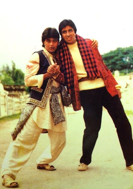 সেই কঠিন সময়ে পুরো চলচ্চিত্র জগৎ তাঁর সুস্থতার জন্য প্রার্থনা করেছিল, কিন্তু একজন অভিনেতা শুধু প্রার্থনা করেই ক্ষান্ত হননি, তিনি নিজের বুক চিরে ফেলেন। বলা হয় যে, 'কুলি' ছবির শ্যুটিংয়ের সময় অমিতাভের গুরুতর দুর্ঘটনার খবর আসা মাত্রই ওই অভিনেতা দেবী কালীর মন্দিরে গিয়ে অমিতাভের দ্রুত আরোগ্যের জন্য প্রার্থনা করেন। শুধু তাই নয়, তিনি নিজের বুক চিরে সেখানে নিজের রক্ত দান করেন। সেই কঠিন সময়ে পুরো চলচ্চিত্র জগৎ তাঁর সুস্থতার জন্য প্রার্থনা করেছিল, কিন্তু একজন অভিনেতা শুধু প্রার্থনা করেই ক্ষান্ত হননি, তিনি নিজের বুক চিরে ফেলেন। বলা হয় যে, 'কুলি' ছবির শ্যুটিংয়ের সময় অমিতাভের গুরুতর দুর্ঘটনার খবর আসা মাত্রই ওই অভিনেতা দেবী কালীর মন্দিরে গিয়ে অমিতাভের দ্রুত আরোগ্যের জন্য প্রার্থনা করেন। শুধু তাই নয়, তিনি নিজের বুক চিরে সেখানে নিজের রক্ত দান করেন।
