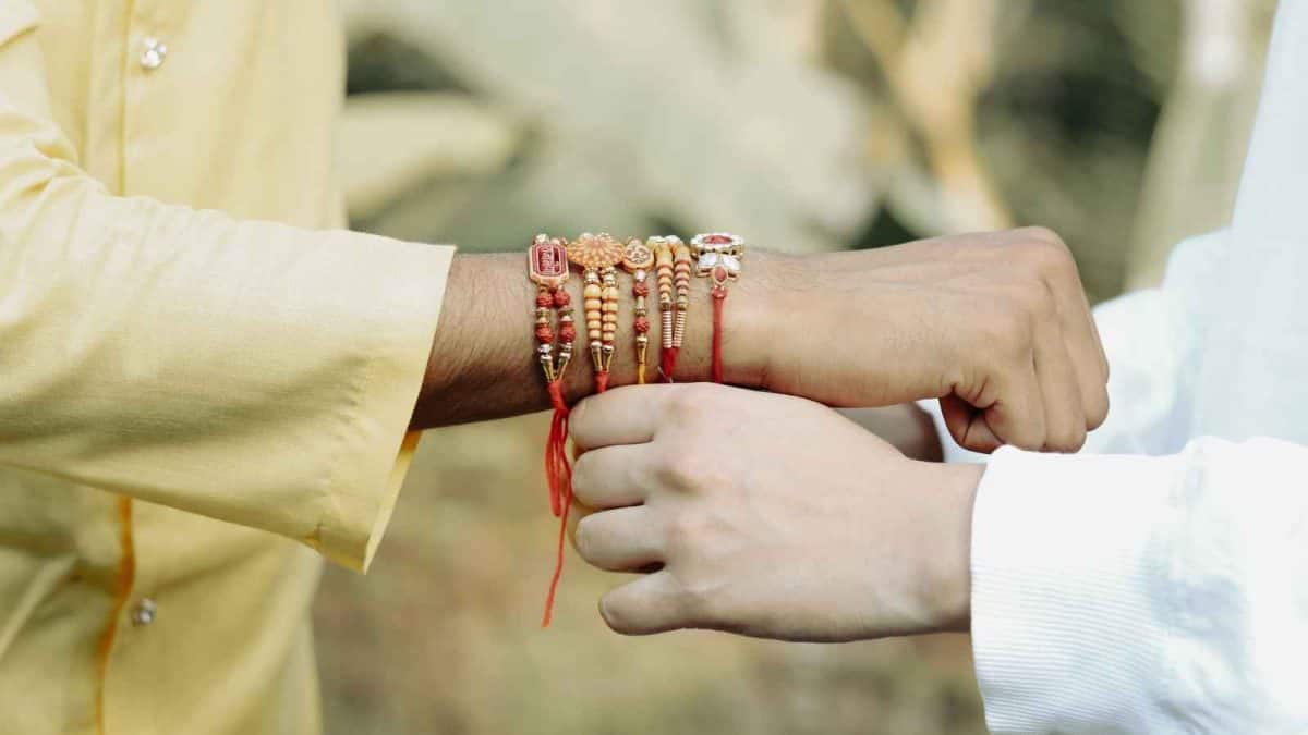 Raksha Bandhan 2026: রাখিবন্ধন পালন করেন না এই গ্রামের মানুষ! শতাব্দীপ্রাচীন এক ‘প্রতিশ্রুতি’র গল্প, কী বয়ে বেড়াচ্ছেন তাঁরা? অটুট অদ্ভুত রীতি