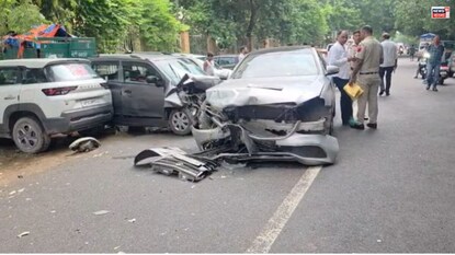 Accident: দিল্লিতে ভয়াবহ দুর্ঘটনা! দুই গাড়ির মাঝে আটকে পড়ে প্রাণ গেল ৭০ বছরের বৃদ্ধার