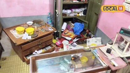 রঘুনাথগঞ্জের শ্রীধরপুর মোড়ে সাটার কাটা সোনার দোকানে তছনছ হওয়া অলঙ্কারের বাক্স রঘুনাথগঞ্জের শ্রীধরপুর মোড়ে সাটার কাটা সোনার দোকানে তছনছ হওয়া অলঙ্কারের বাক্স
