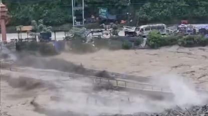 নেপালের বিধ্বংসী বন্যায় ১০৫জন ভারতীয় পর্যটক নিখোঁজ নেপালের বিধ্বংসী বন্যায় ১০৫জন ভারতীয় পর্যটক নিখোঁজ